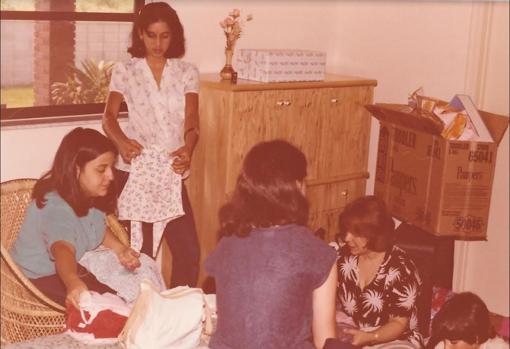 Emilia (de pie), a su llegada a Estados Unidos