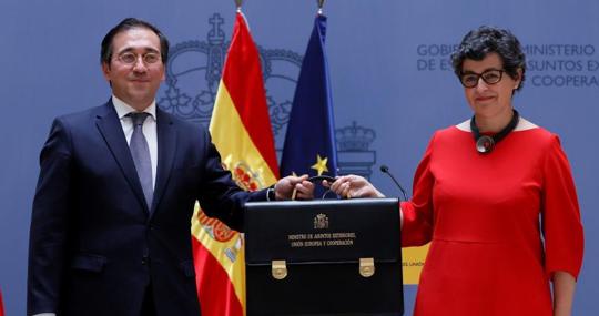 José Manuel Albares recibe la cartera de ministro de Asuntos Exteriores de su predecesora, Arancha González Laya, el pasado 12 de julio