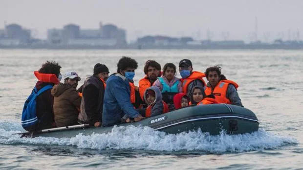 El cruce ilegal por el Canal de la Mancha alcanza nuevo récord diario con la llegada de 430 inmigrantes
