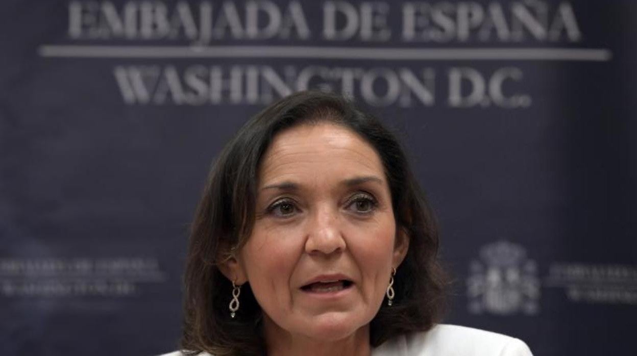 La ministra española de Industria, Comercio y Turismo, Reyes Maroto, en una rueda de prensa este martes en la Embajada de España en Washington