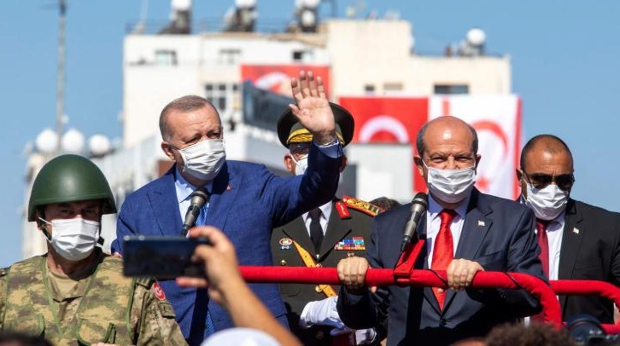 El líder turcochipriota Tatar y el presidente turco Erdogan en un desfile en la parte norte de Nicosia