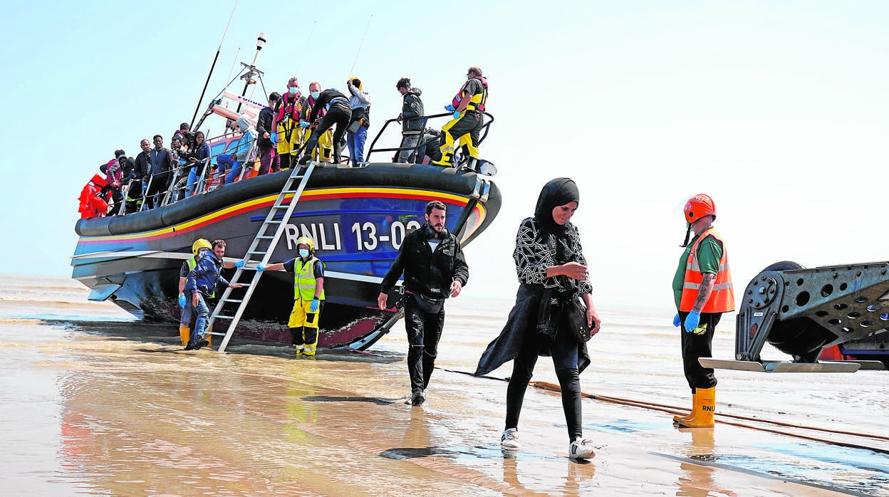 Un grupo de inmigrantes son trasladados desde alta mar hasta Dungeness