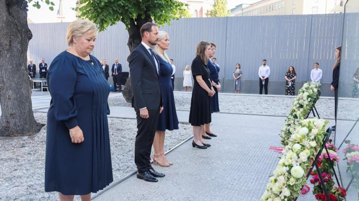 Personalidades de Noruega durante el acto de conmemoración