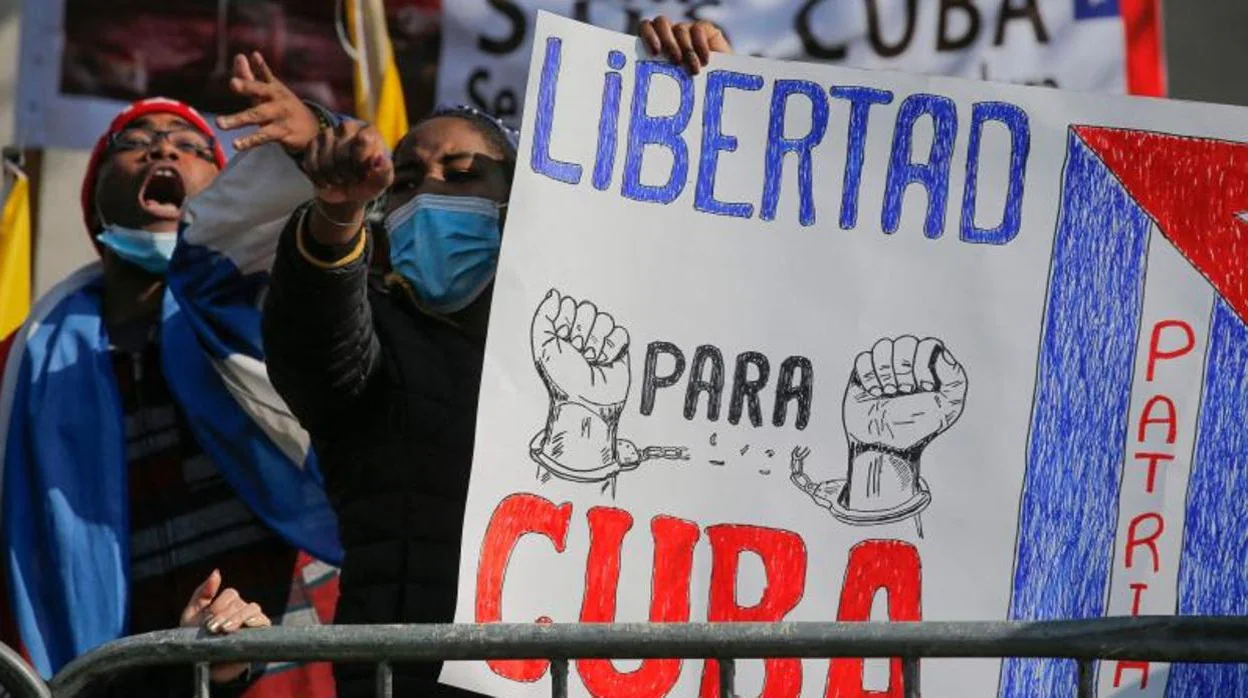 Los cubanos residentes en Chile protestan con un cartel que dice 'Libertad'