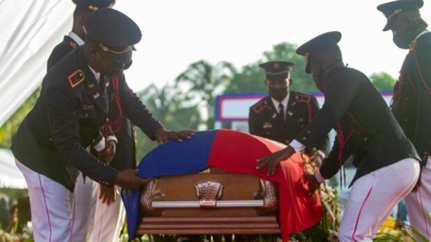 Haití se despide del asesinado presidente en medio de disparos en pleno funeral