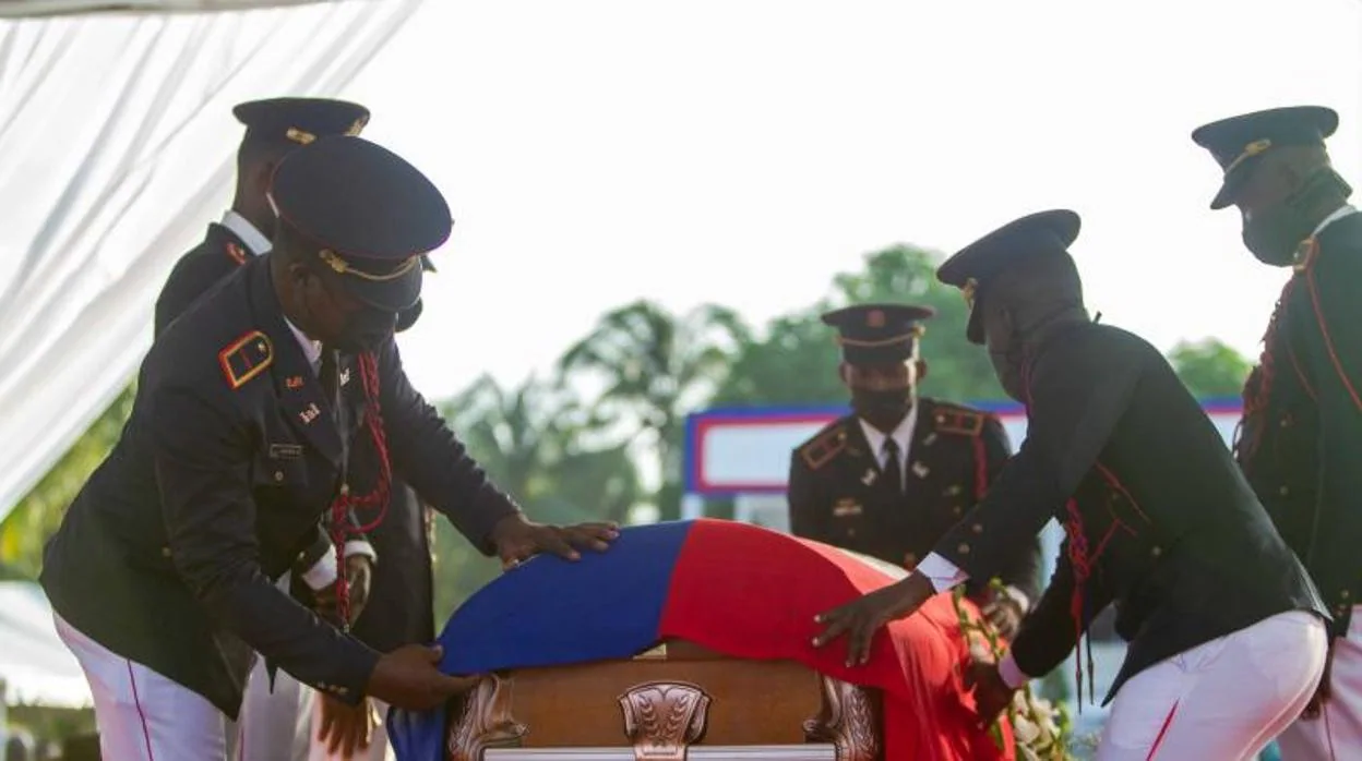 Soldados haitianos colocan la bandera nacional sobre el féretro del presidente de Haití, Jovenel Moise, durante el inicio de su ceremonia fúnebre hoy, en Cap-Haitien