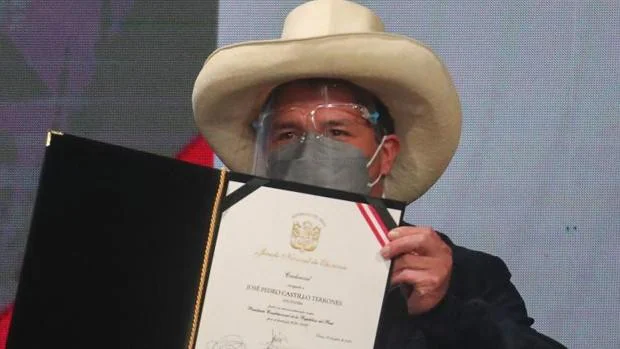 Castillo anuncia que renunciará a su sueldo como presidente de Perú y seguirá con el de maestro