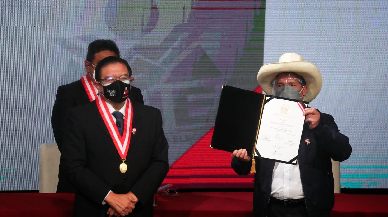 El presidente electo peruano Pedro Castillo recibe credenciales de la autoridad electoral luego de ser declarado ganador de las elecciones