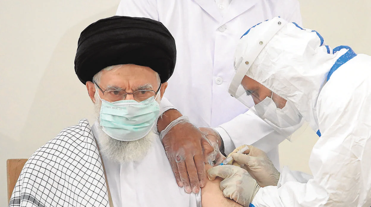 El ayatolá Ali Khamenei recibe una segunda dosis de la vacuna de fabricación local 'COVIRAN Barekat'
