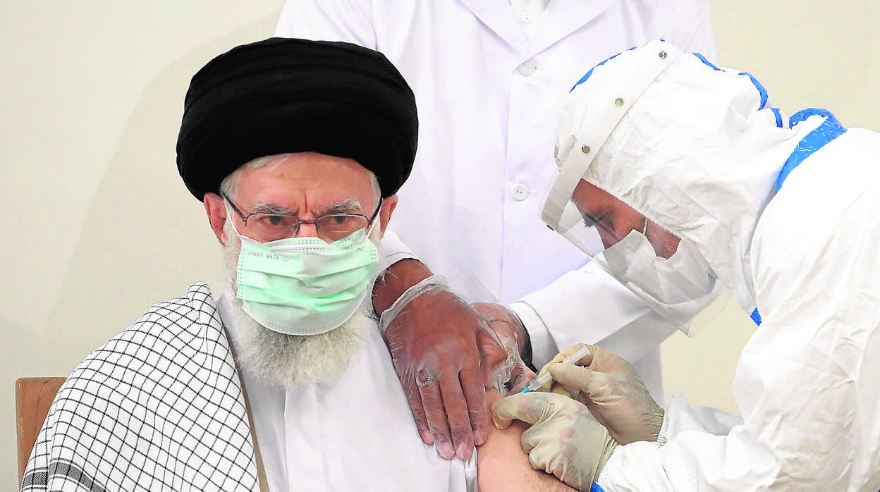 El ayatolá Ali Khamenei recibe una segunda dosis de la vacuna de fabricación local 'COVIRAN Barekat'