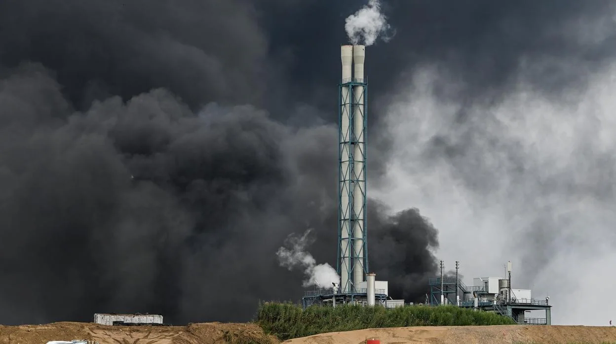 Una nube de humo saliendo de la zona de la industria química de 'Chempark' en Leverkusen