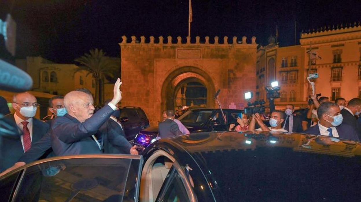 El presidente tunecino, Kais Saied, saluda mientras entra en un vehículo en la capital del país