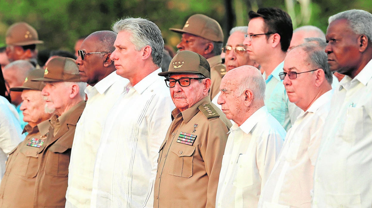 Raúl Castro junto al presidente cubano Miguel Díaz-Canel