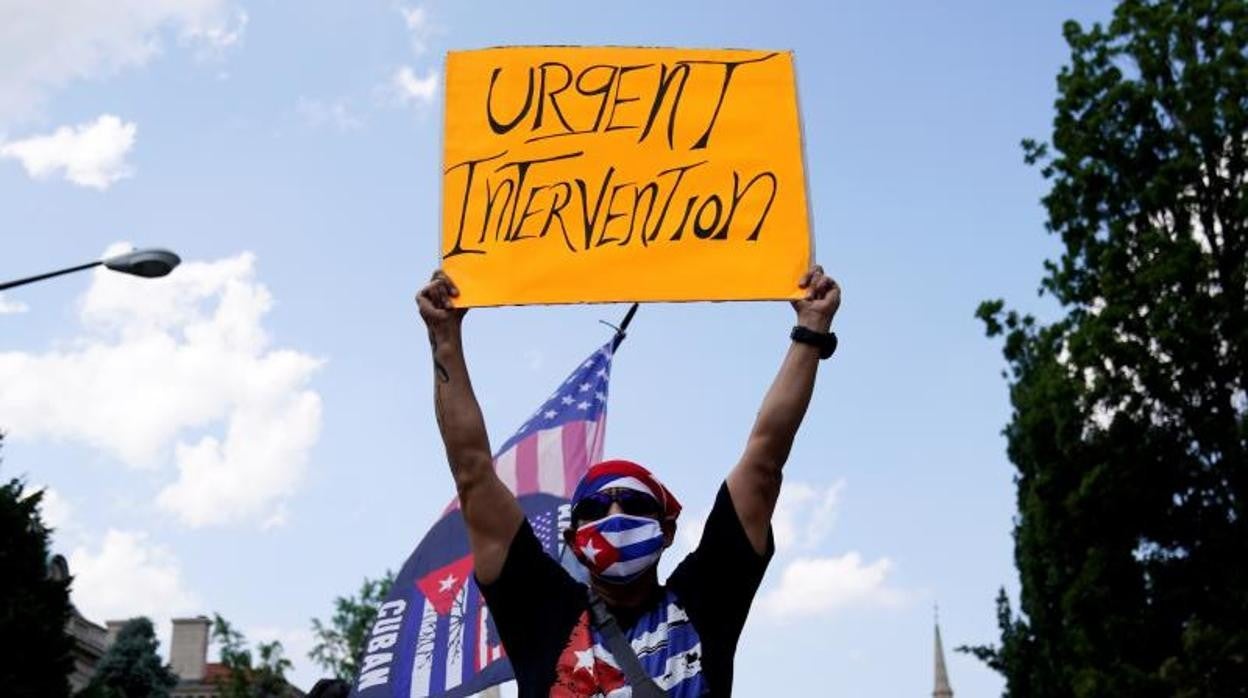 Los cubanoamericanos se manifiestan en apoyo a los manifestantes de Cuba en Washington