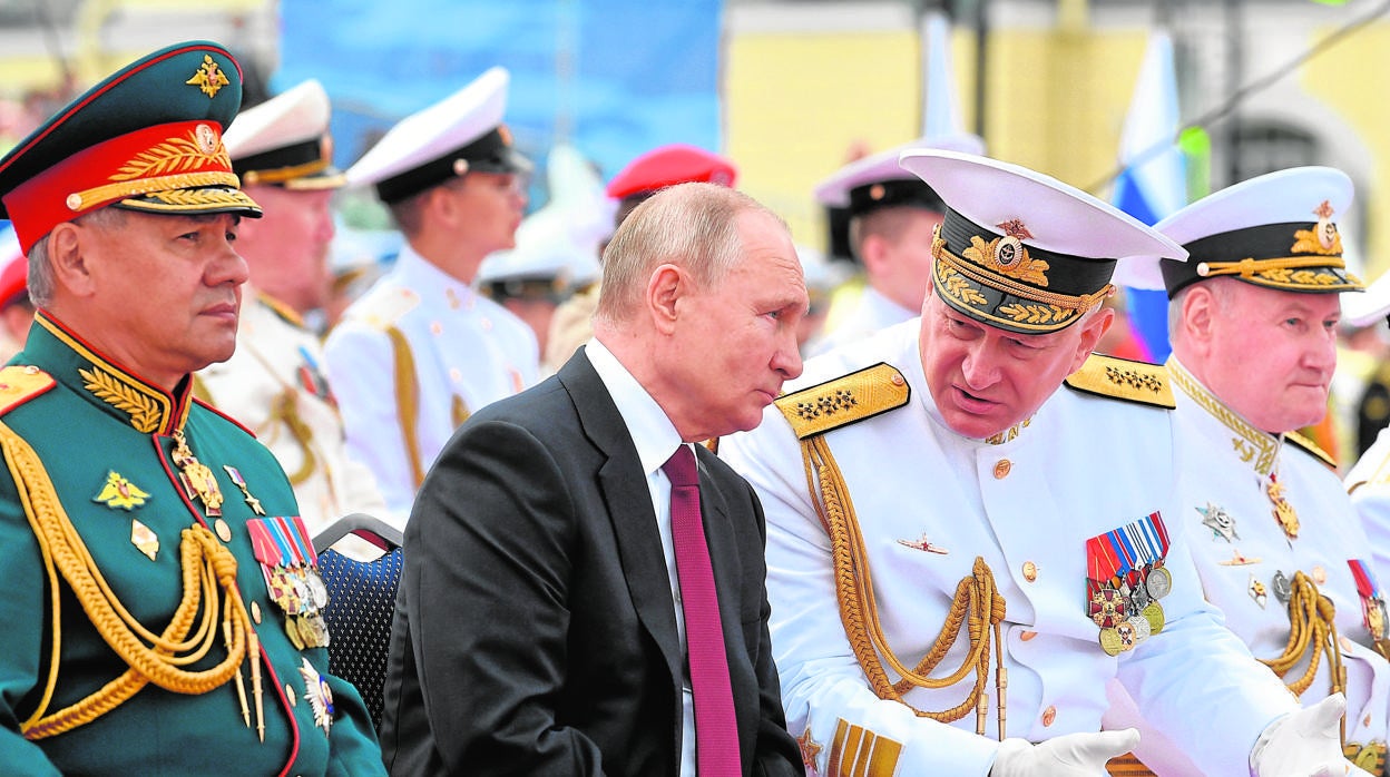 Putin durante un desfile militar en S. Petersburgo el pasado 25 de julio