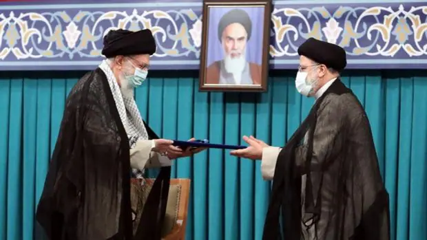 Ebrahim Raisi, clérigo de línea dura investido presidente de Irán