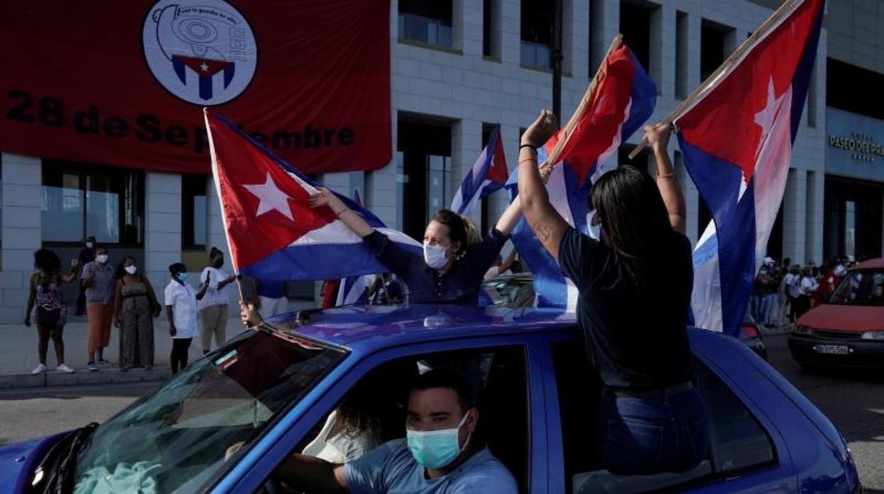 Participantes en la caravana organizada por el oficialismo en Cuba