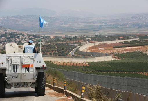 Miembros de la misión de la ONU en Líbano, junto a la frontera con Israel