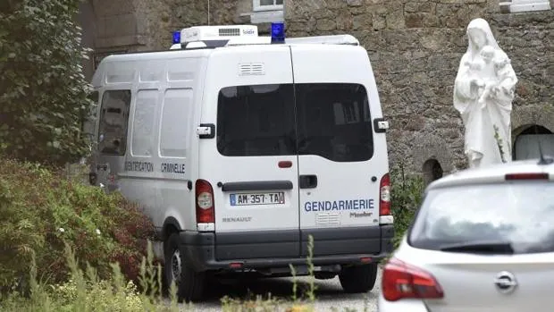 El supuesto autor del incendio de la catedral de Nantes asesina a un cura en Francia