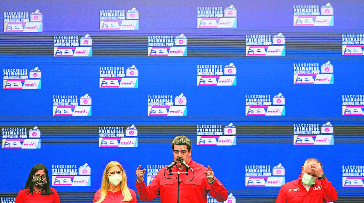 De izquierda a derecha, la primera dama, Cilia Flores, Nicolás Maduro y Diosdado Cabello, tras votar