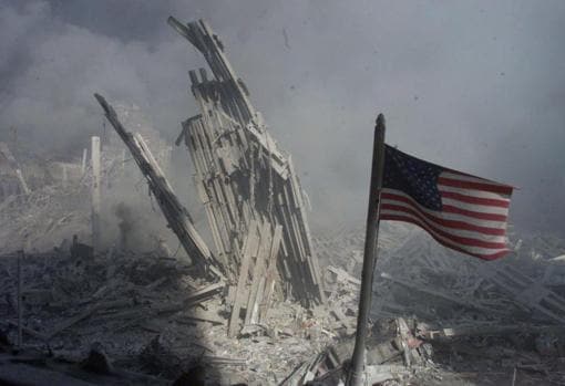 Una bandera de EE.UU. ondea entre los escombros del World Trade Center en 2001