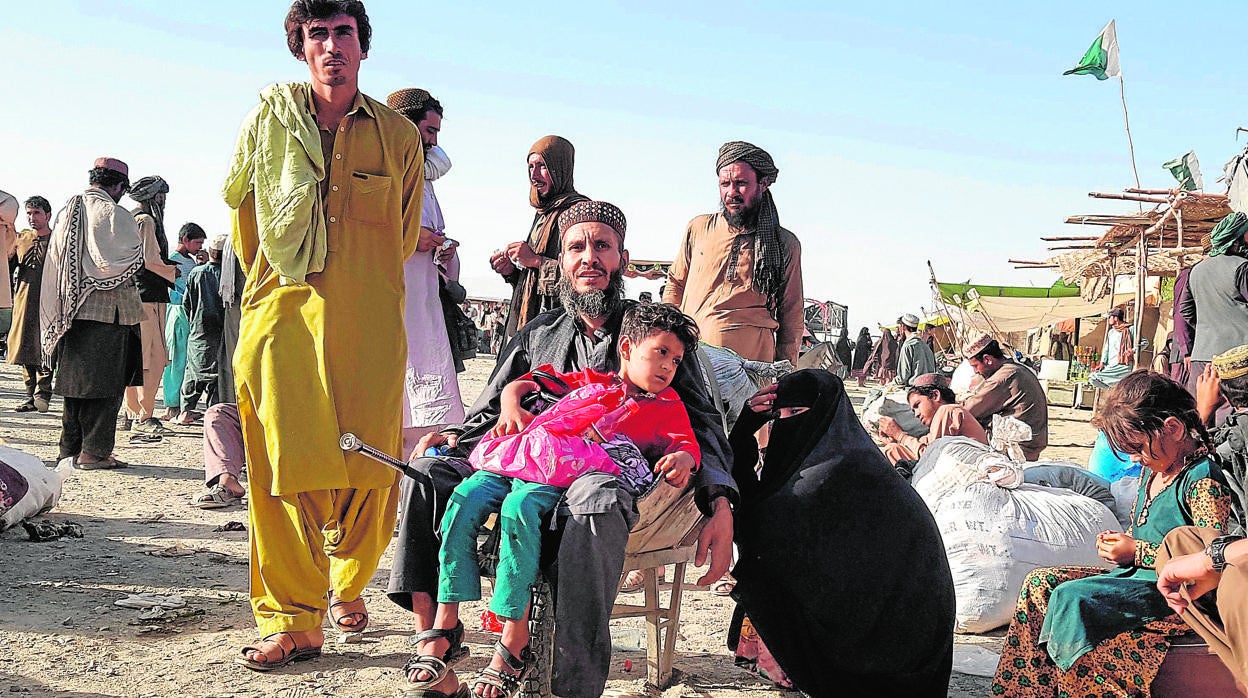 Refugiados afganos a la espera de que se reabra la frontera y entrar en Pakistán, tras la captura de su aldea, Chaman, por los talibanes