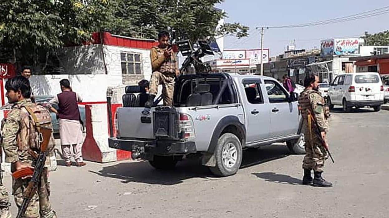 Fuerzas de seguridad afganas, a la entrada del aeropuerto internacional de Kabul