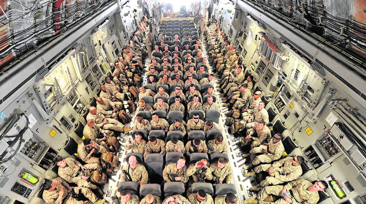 Un avión con tropas de EE.UU. camino de Kabul en 2012