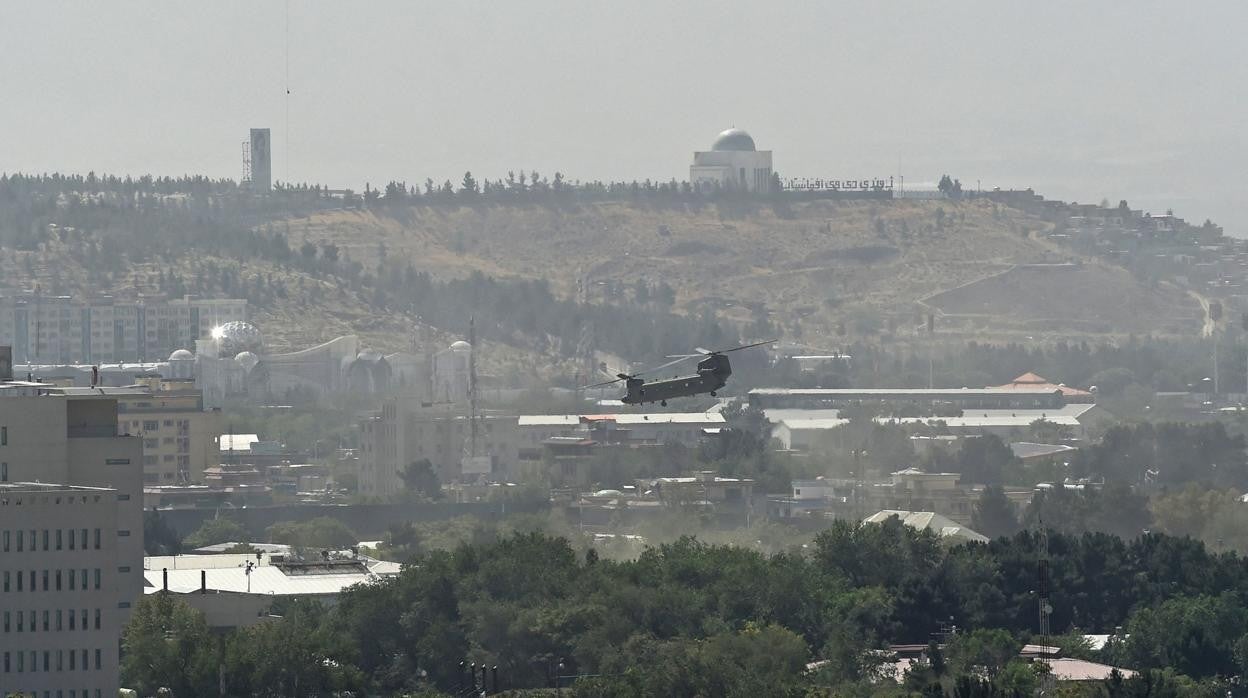 Un helicóptero militar estadounidense sobrevuela la Embajada de EE.UU. en Kabul este domingo