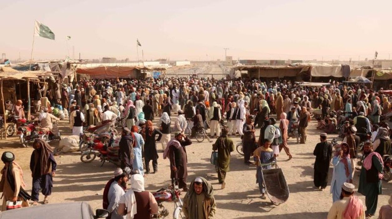 Civiles en la frontera entre Pakistán y Afganistán esperan su reapertura tras su cierre por los talibanes