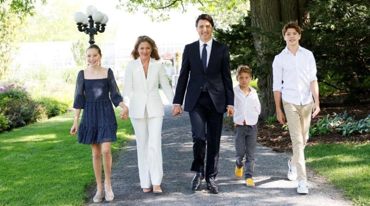 El primer ministro de Canadá, Justin Trudeau, se dirige con su familia a hablar con la gobernadora general, Mary Simon en Ottawa