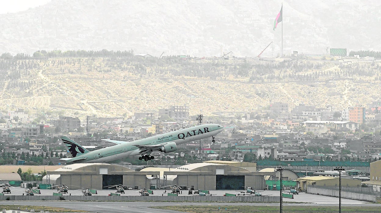 Un avión de la línea catarí despega del aeropuerto de Kabul