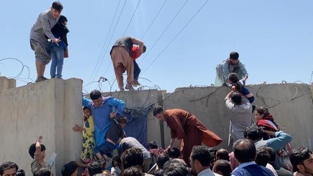Varios países cierran sus embajadas y empiezan a evacuar a sus ciudadanos de Afganistán