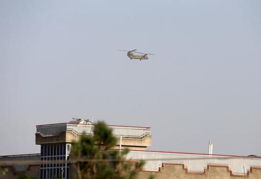 Un helicóptero de la fuerza aérea de EE.UU. sobrevuela Kabul este domingo