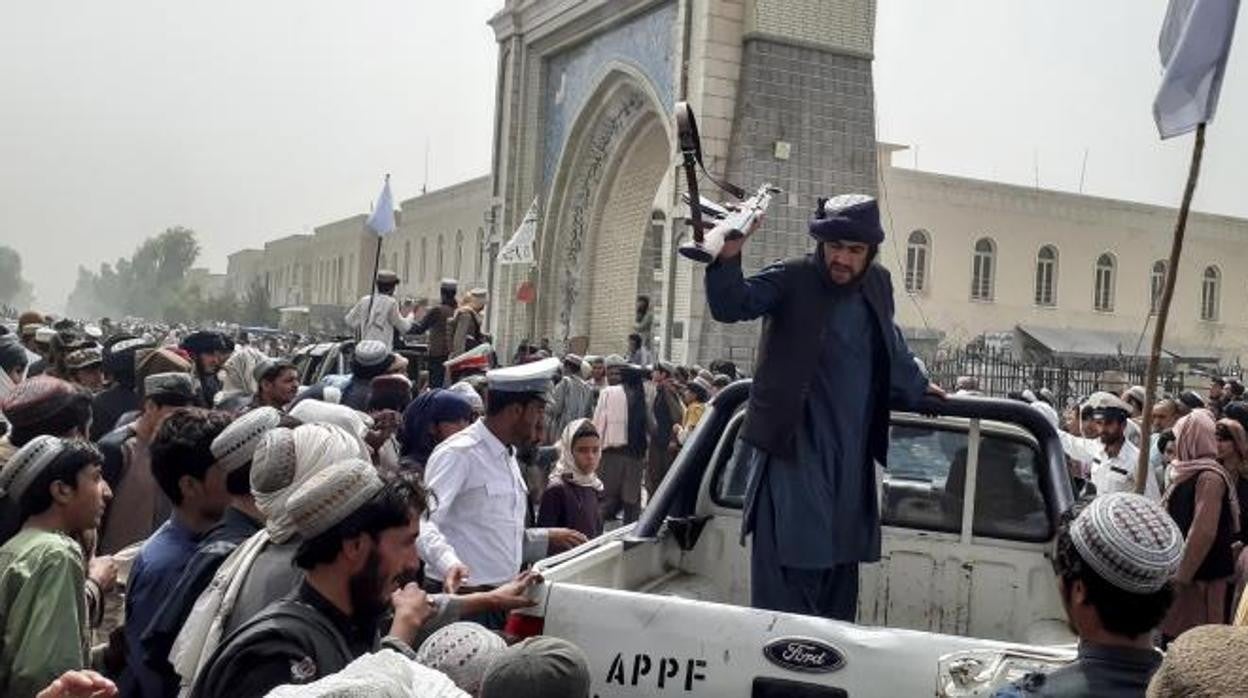 Una patrulla de los talibanes, este domingo en la ciudad de Kandahar
