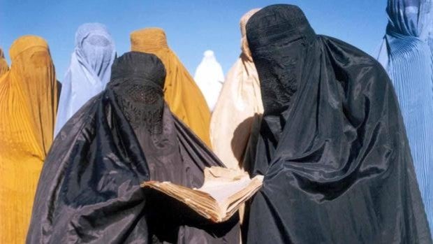 Las 29 prohibiciones de los talibanes a las mujeres