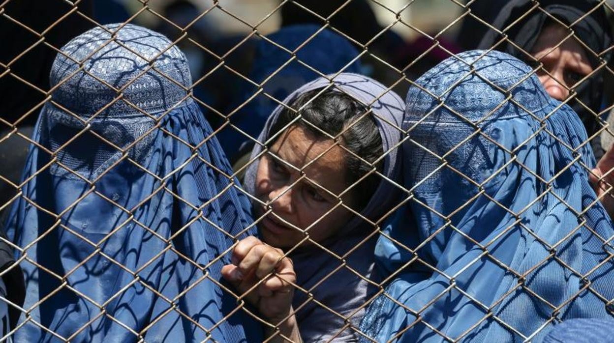 Mujeres afganas esperan para recibir trigo donado por el Gobierno durante una cuarentena por el Covid el pasado abril