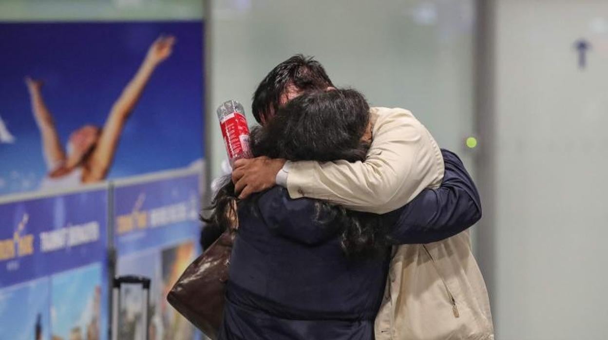 Los primeros evacuados de Kabul se abrazan cuando llegan al Aeropuerto Internacional de Frankfurt