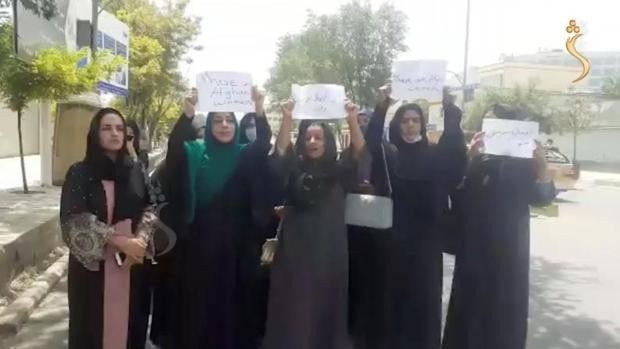 Las mujeres afganas salen a las calles de Kabul y protestan públicamente por sus derechos