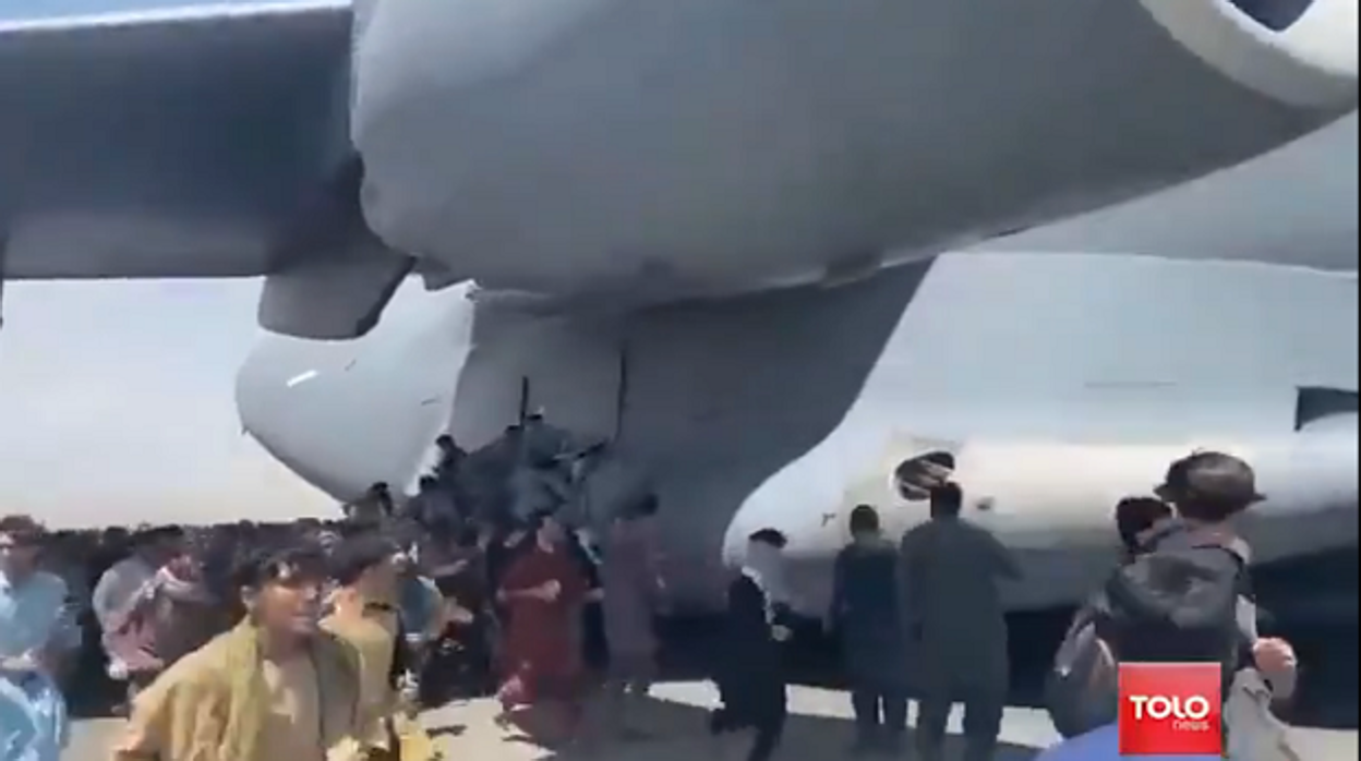 El avión C-17 fue rodeado por cientos de civiles afganos que trataban de huir de Afganistán