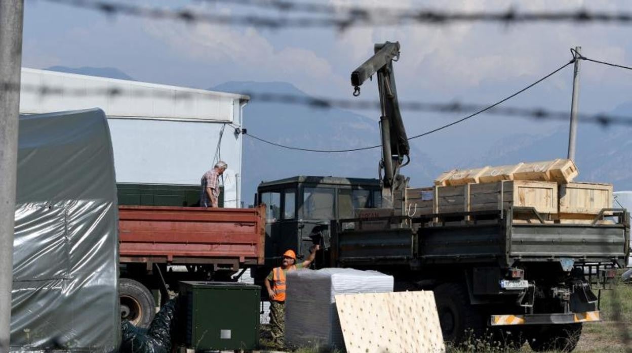Carpas levantadas para la llegada de refugiados afganos, dentro de la parte militar del aeropuerto de Rinas, en Tirana