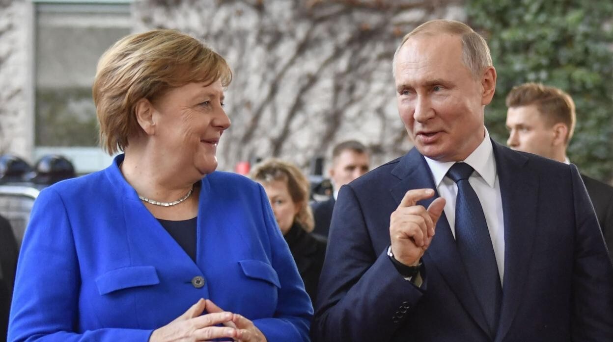 La canciller alemana, Angela Merkel, junto al presidente ruso, Vladimir Putin, en una imagen de archivo