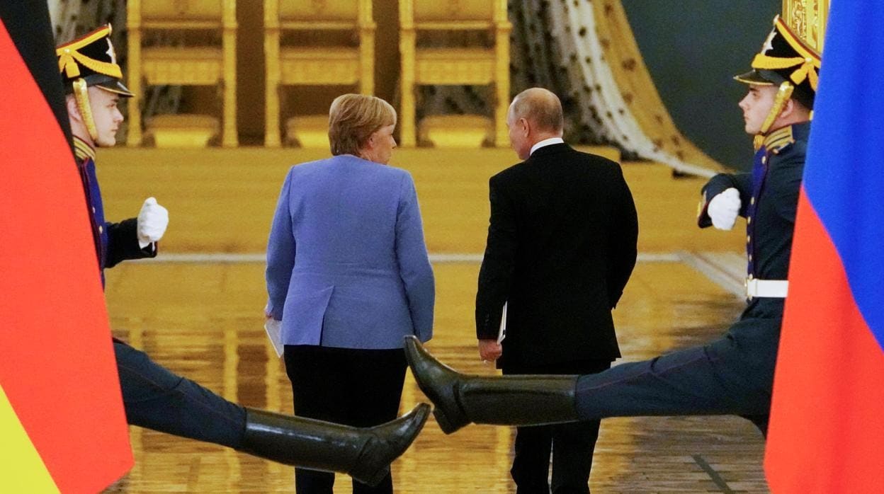 Merkel camina junto a Putin, este viernes en el Kemlin después de ofrecer una rueda de prensa conjunta