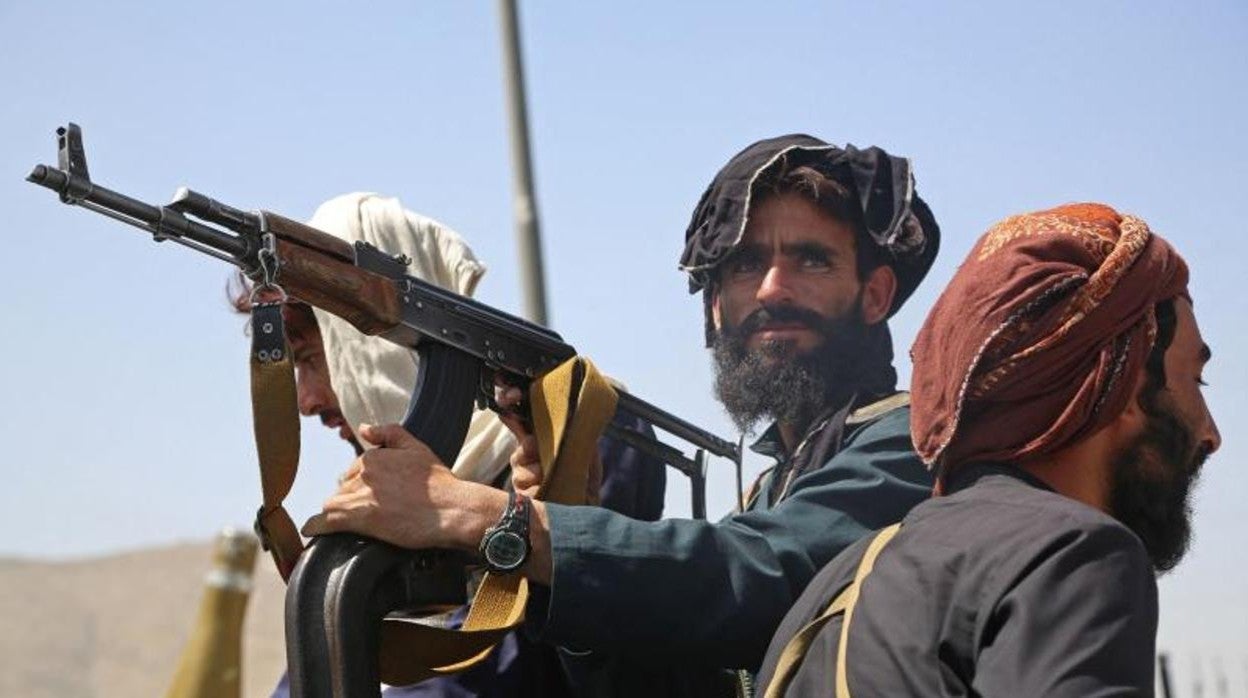 Talibanes montan guardia en un vehículo a lo largo de la carretera en Kabul