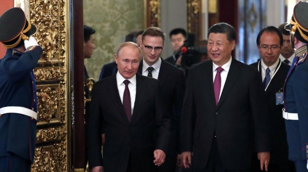 El presidente ruso, Vladimir Putin, con su homólogo chino, Xi Jinping, durante una visita de este al Kremlin en 2019