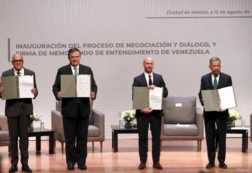El presidente de la Asamblea chavista, Jorge Rodríguez; el canciller mexicano, Marcelo Ebrard; el director del Centro Noruego de Resolución de Conflictos, Dag Nylander, y el representante de Juan Guaidó, Gerardo Blyde, posan tras abrir el proceso de diálogo en México