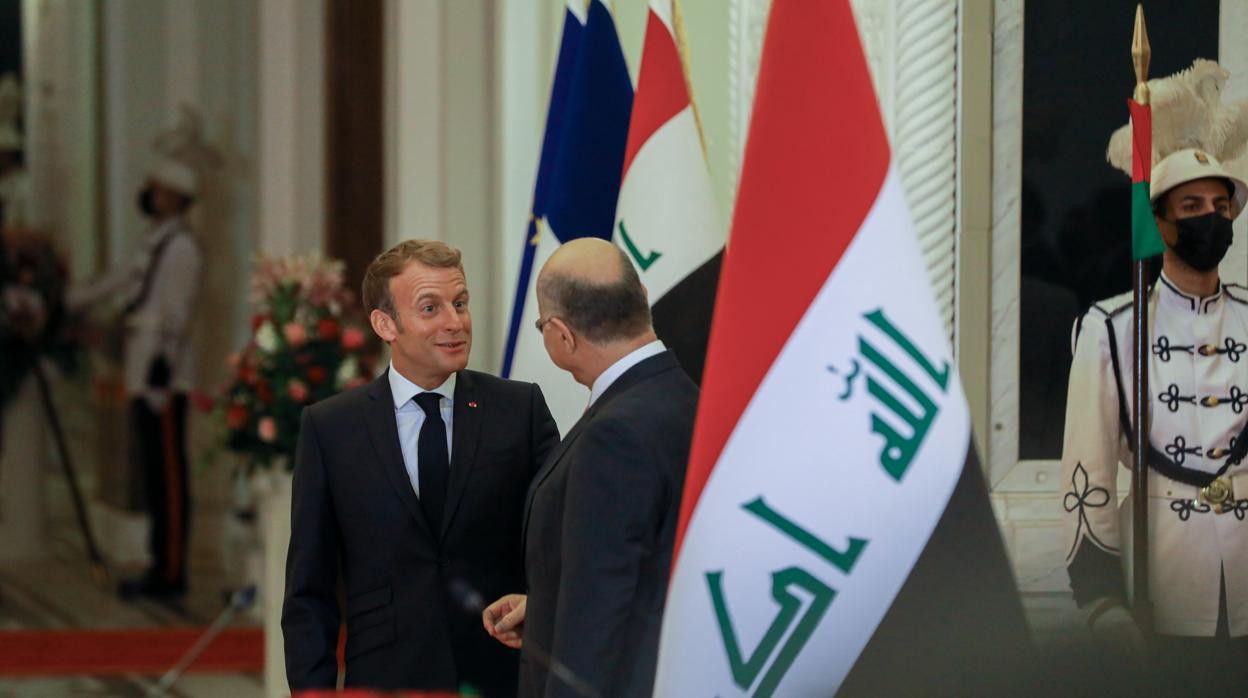 El presidente iraquí Barham Salih y el presidente francés Emmanuel Macron llegan a una conferencia de prensa conjunta en el Palacio Presidencial de Bagdad