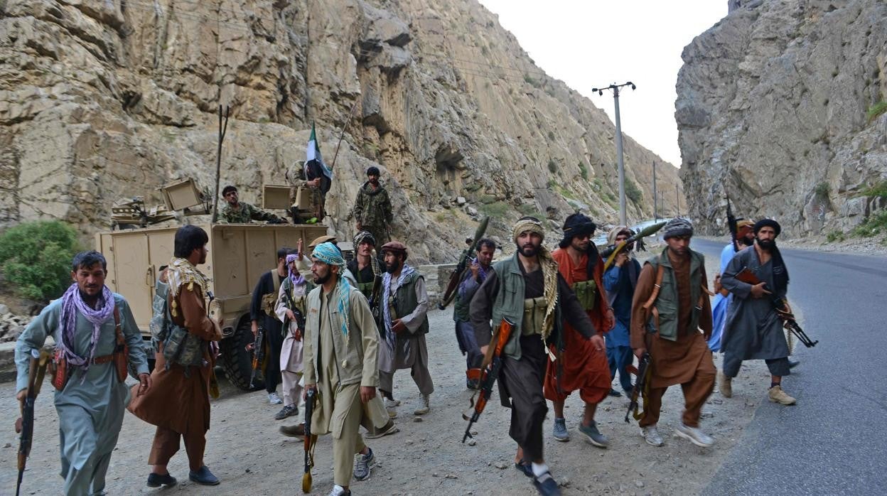 El movimiento de resistencia afgano y las fuerzas del levantamiento anti-Talibán patrullan a lo largo de una carretera en Rah-e Tang, en la provincia de Panjshir