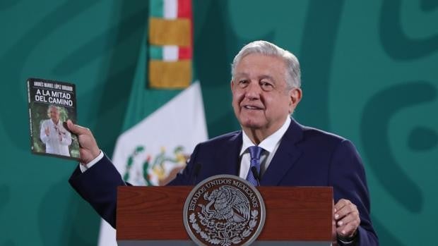 López Obrador publica libro, en el que hace balance -y propaganda- de sus tres años como presidente