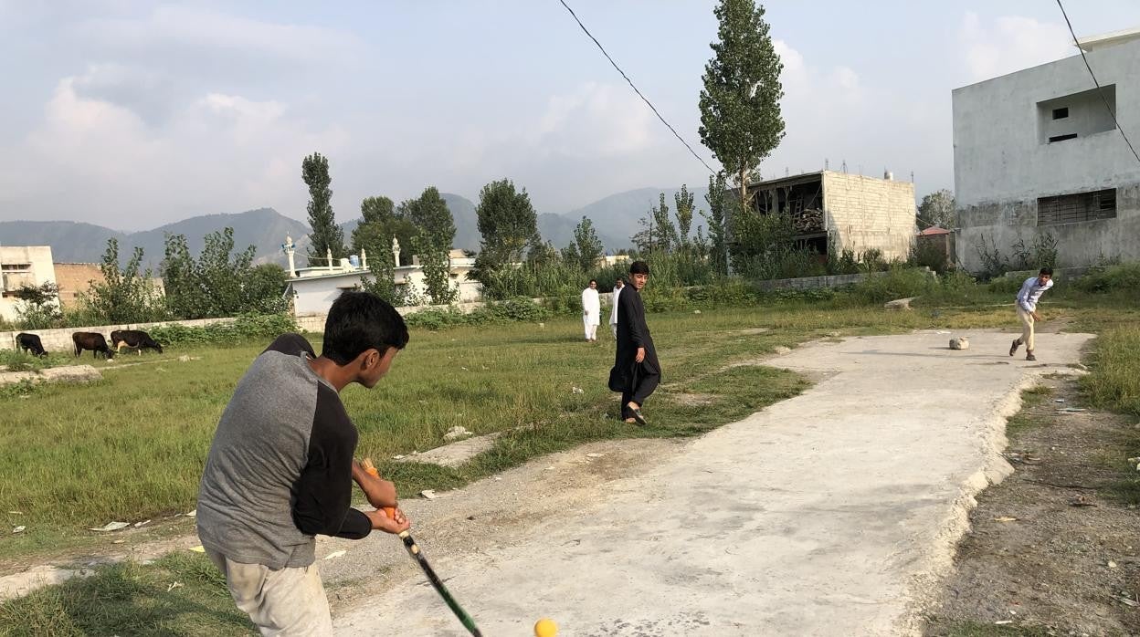 Niños jugando al críquet en el terreno donde estaba la casa de Bin Laden